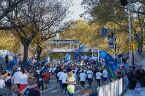 伦敦马拉松跑手破纪录，现场欢呼不断，伦敦马拉松比赛