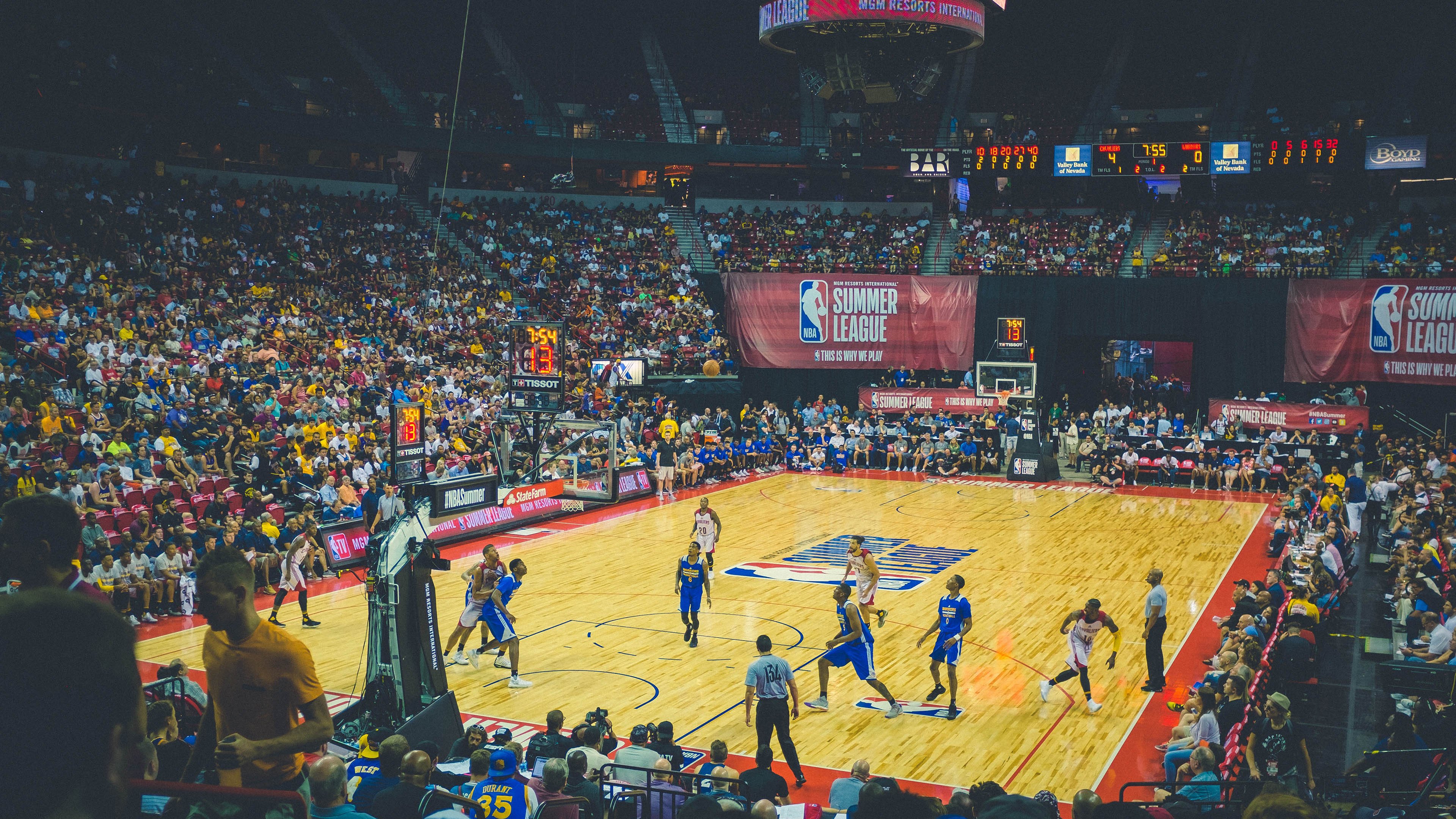 水球攻防转换中立代表队A节奏明快，水球犯规区